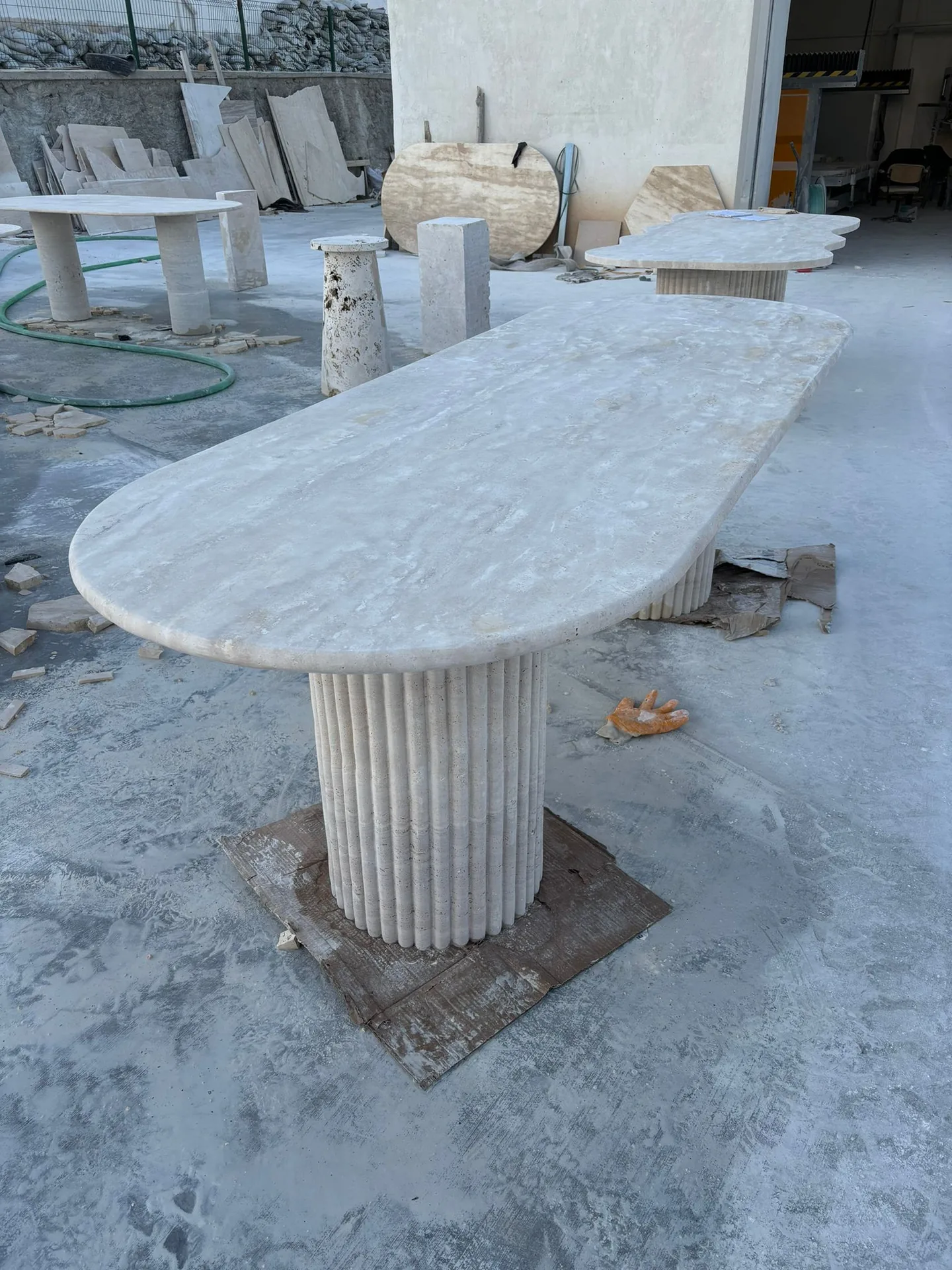 Oval yemek masası “Side”